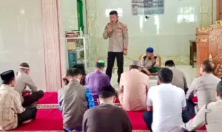 Polri Kedepankan Pendekatan Humanis, Kapolsek Polsel Salat Berjamaah dan Sampaikan Imbauan Kamtibmas