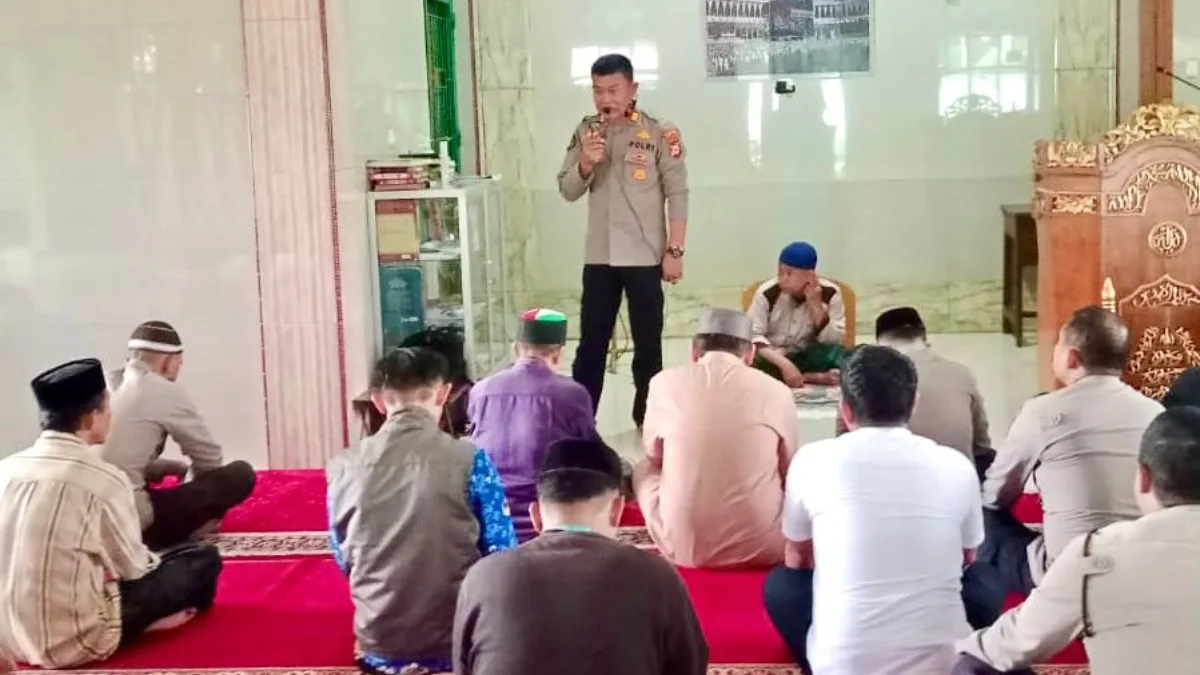 Polri Kedepankan Pendekatan Humanis, Kapolsek Polsel Salat Berjamaah dan Sampaikan Imbauan Kamtibmas 1 Polri Kedepankan Pendekatan Humanis, Kapolsek Polsel Salat Berjamaah dan Sampaikan Imbauan Kamtibmas