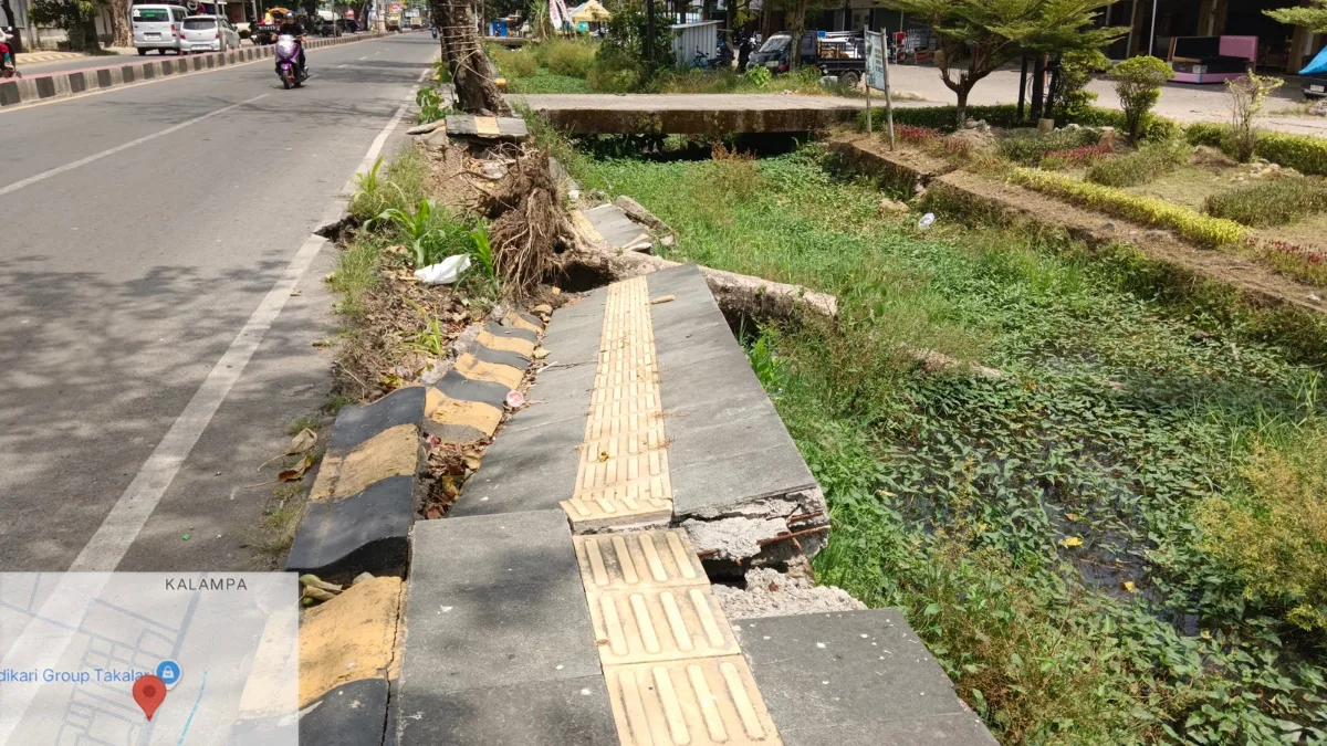 Trotoar Amblas di Takalar Ancam Nyawa, Jalur Disabilitas Terputus: Bisa Berujung Pidana 1 Trotoar Amblas di Takalar Ancam Nyawa, Jalur Disabilitas Terputus: Bisa Berujung Pidana