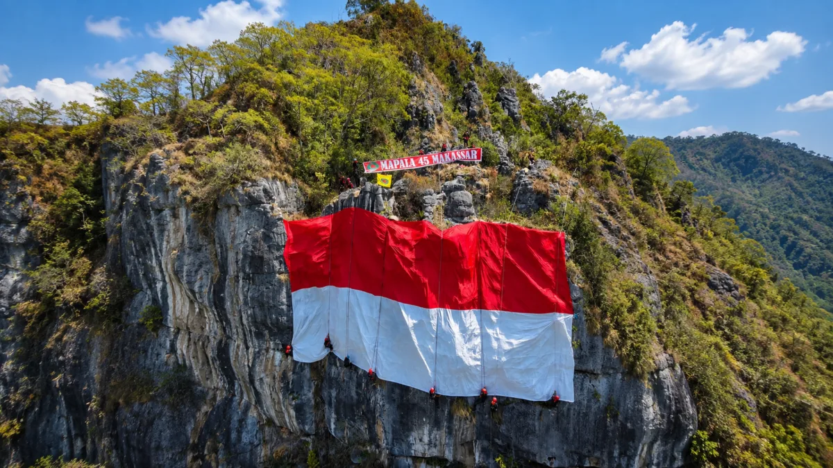 Bukan di Lapangan, MAPALA 45 Bentangkan Merah Putih 25 x 15 Meter di Tebing KM 5 Tana Toraja