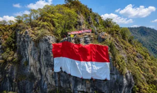 Bukan di Lapangan, MAPALA 45 Bentangkan Merah Putih 25 x 15 Meter di Tebing KM 5 Tana Toraja