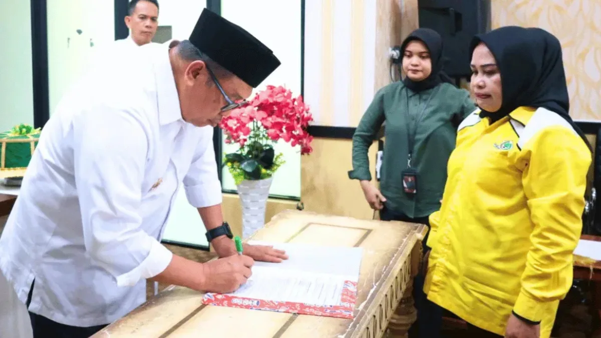Bupati Takalar menyerahkan bantuan keuangan partai politik tahun anggaran 2026.