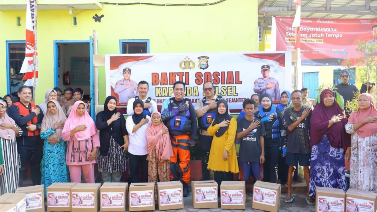 Kapolda Sulsel memimpin bakti sosial HUT ke-78 Polwan di Pulau Barrang Lompo Makassar.