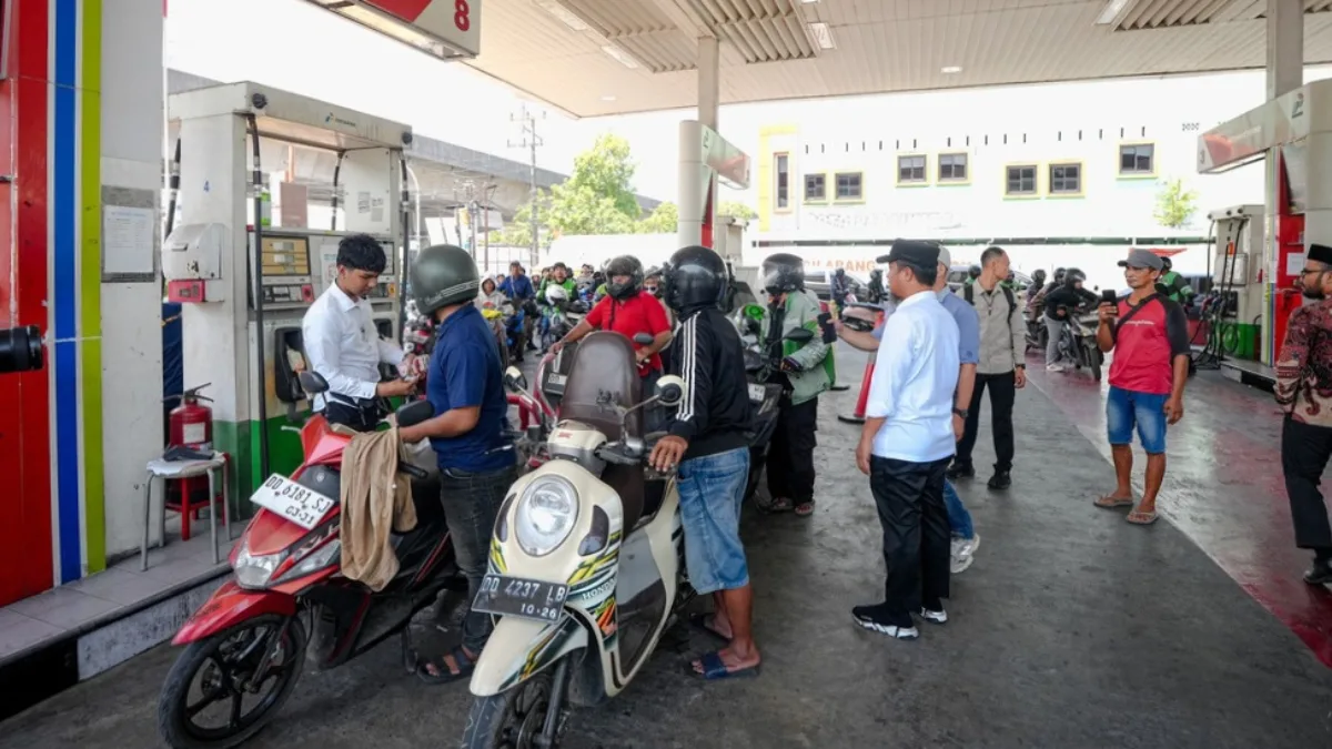 Gubernur Sulsel Andi Sudirman Sulaiman saat membahas pengawasan BBM bersubsidi