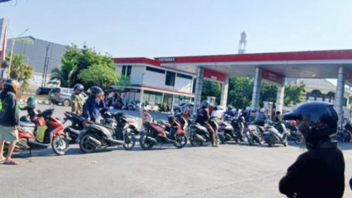 Antrean kendaraan dan distribusi BBM di Takalar