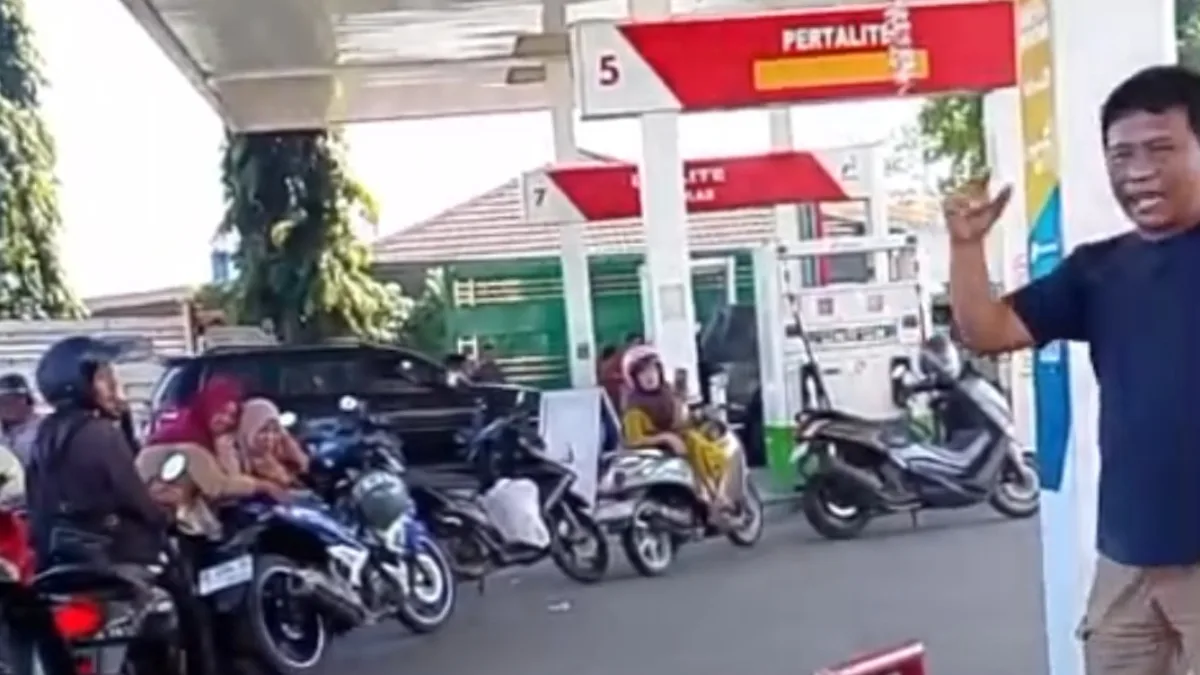 Viral, Warga Protes Dugaan Perlakuan Berbeda Saat Antre BBM di Takalar
