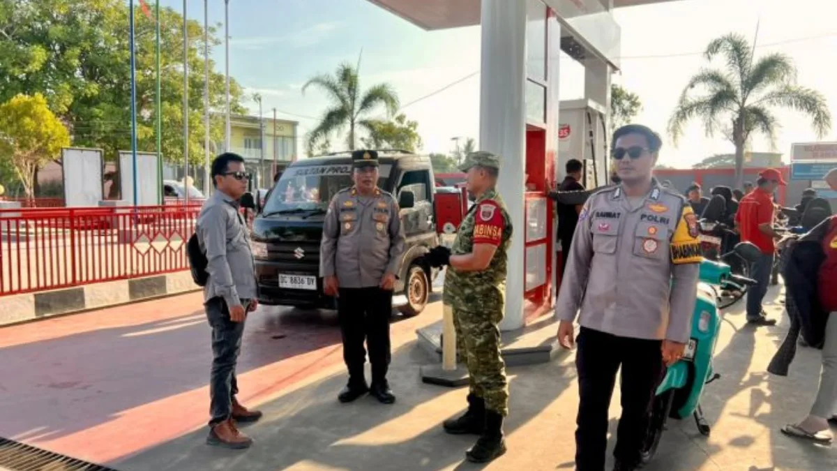 “Antrean kendaraan mengular di SPBU Takalar untuk mendapatkan BBM Pertalite”