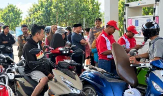 Di Tengah Antrean BBM, Ketua GPN NasDem Takalar Bagikan Air Minum