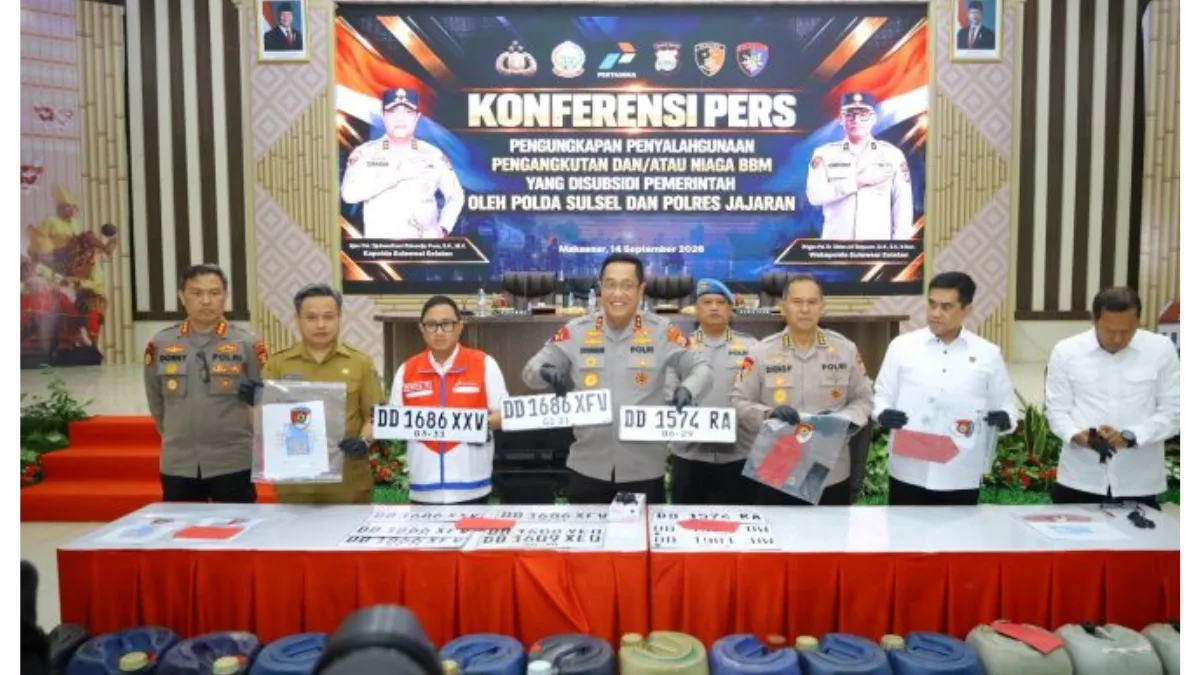 Konferensi pers Polda Sulsel terkait pengungkapan dugaan penyalahgunaan BBM subsidi dengan barang bukti kendaraan dan wadah BBM.